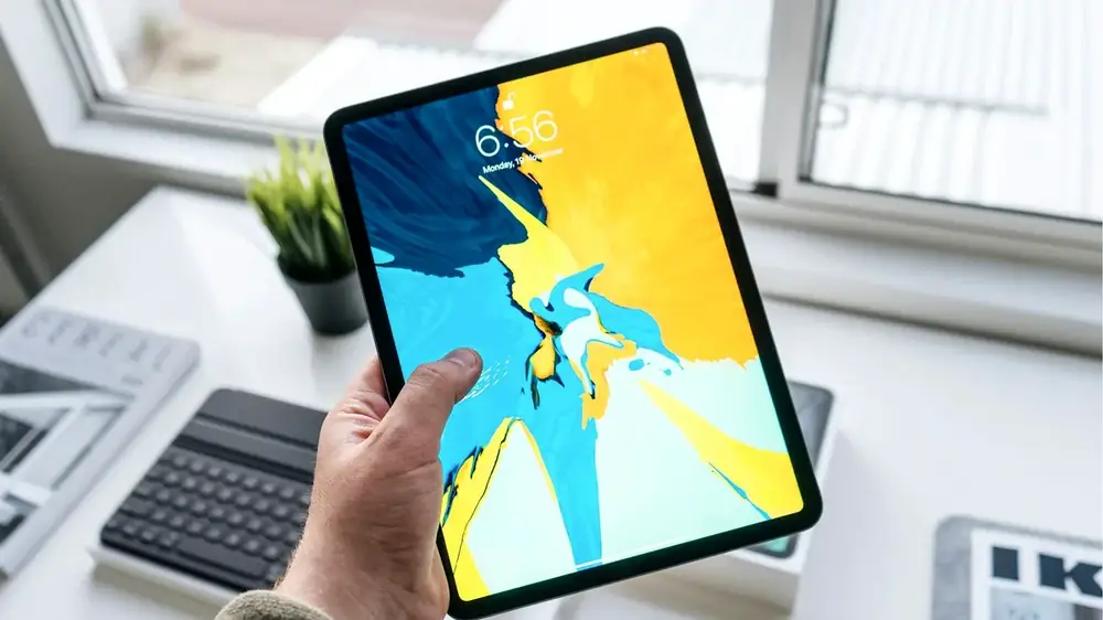 Elinde tablet tutan kişi